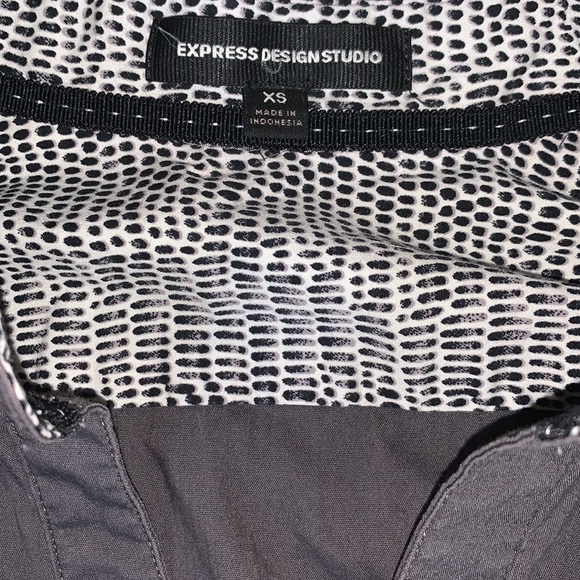 Express - Women’s XS, gray button down. Black and white accents - Picture 6 of 6